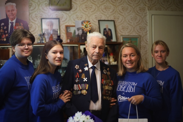 С заботой о Героях: Волонтёры Победы поздравили ветеранов с Днем пожилого человека